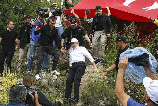 Kılıçdaroğlu'nun yürüyüşü sırasında bir partili kalp krizi geçirdi